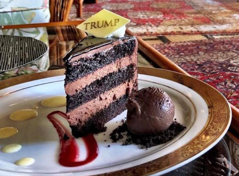 На аукціон виставили шматок торта з весілля Дональда Трампа 🍰
