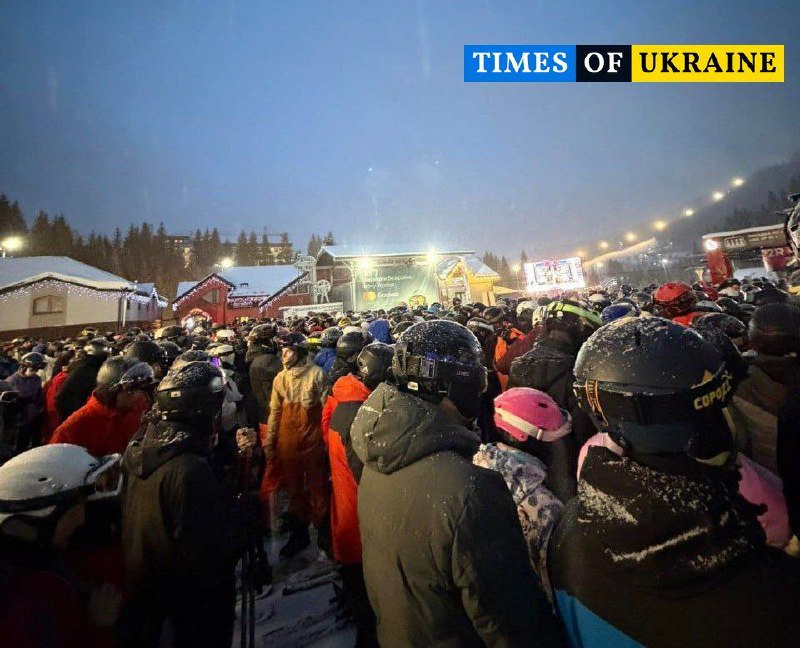Туристичний колапс у Буковелі: величезні черги та натовпи відпочивальників ⛷️