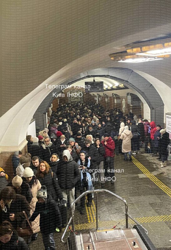 Колапс у київському метро: рух на «червоній» лінії заблоковано 3