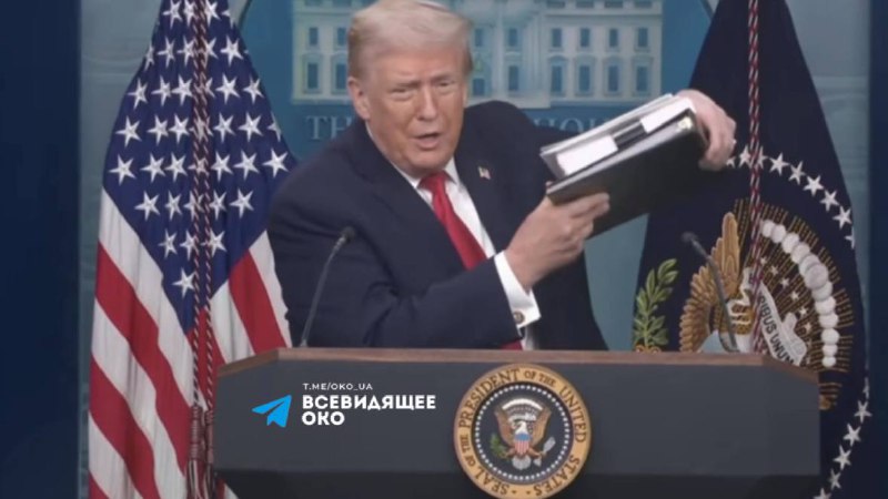 Дональд Трамп показав папку з доказами успіхів своєї економічної політики