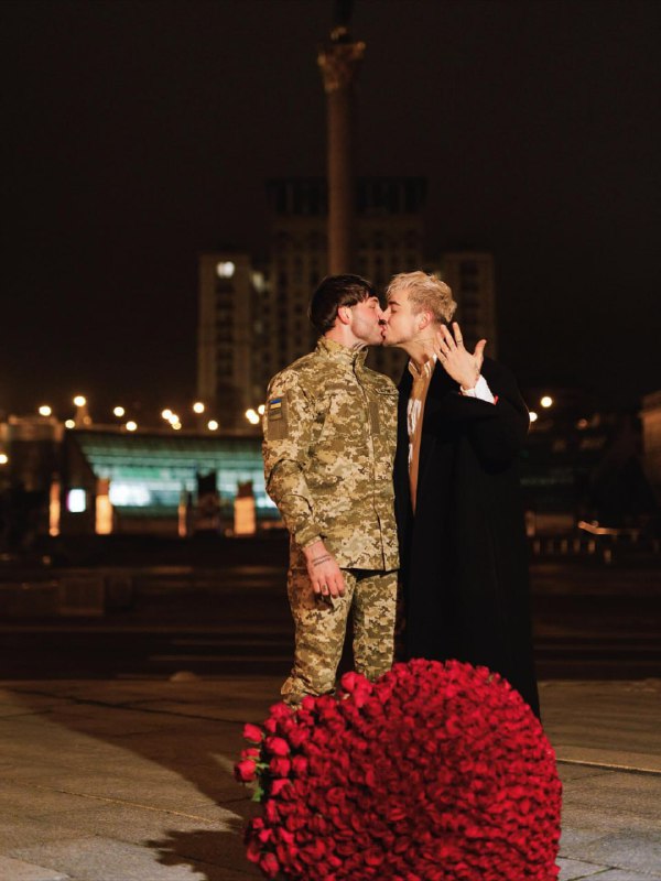 MELOVIN заручився з військовим на Майдані Незалежності 💍 4