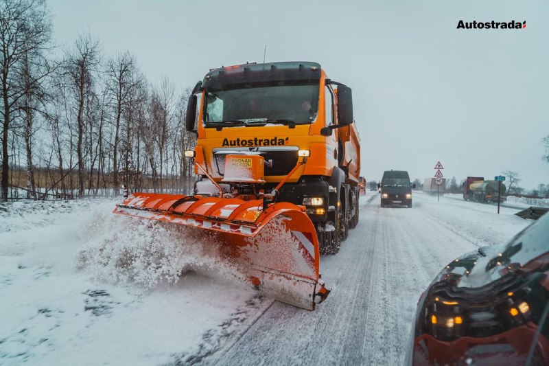 Дорожники Autostrada працюють у цілодобовому режимі для розчищення доріг 2