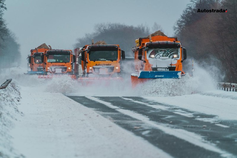 Дорожники Autostrada працюють у цілодобовому режимі для розчищення доріг 3